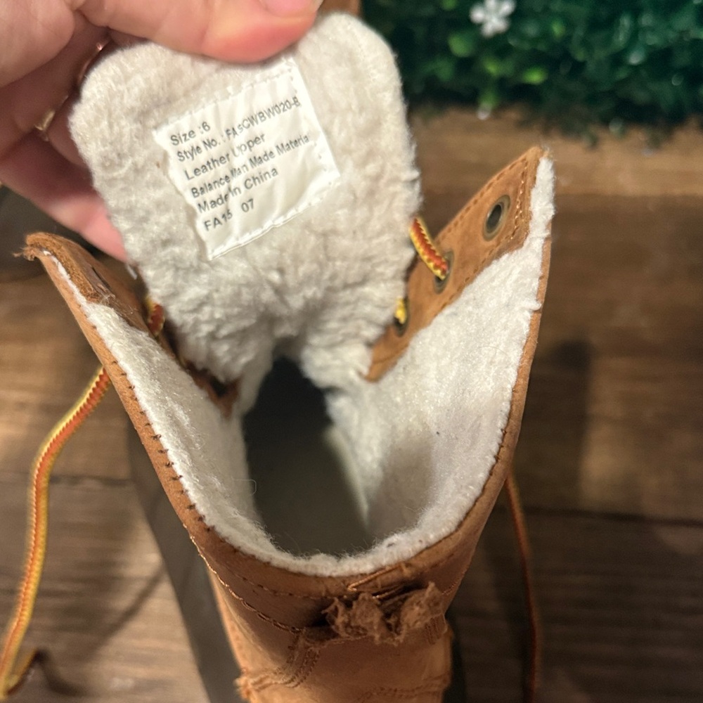 Women’s Brown Duck Boots with Sherpa Lining Womans Size 6 - Picture 3 of 5